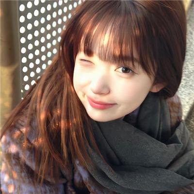 窗中女孩